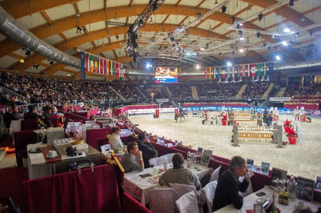 Als VIP Gast ist man bei der Mevisto Amadeus Horse Indoors bestens versorgt und hautnah am Geschehen. © Nini Schäbel