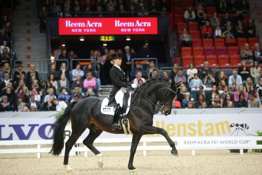 Jessica von Bredow-Werndl zählt zu den absoluten Publikumslieblingen in der Dressurszene und kommt mit ihrem Spitzenpferd Unee BB nach Salzburg. © FEI/Roland Thunholm