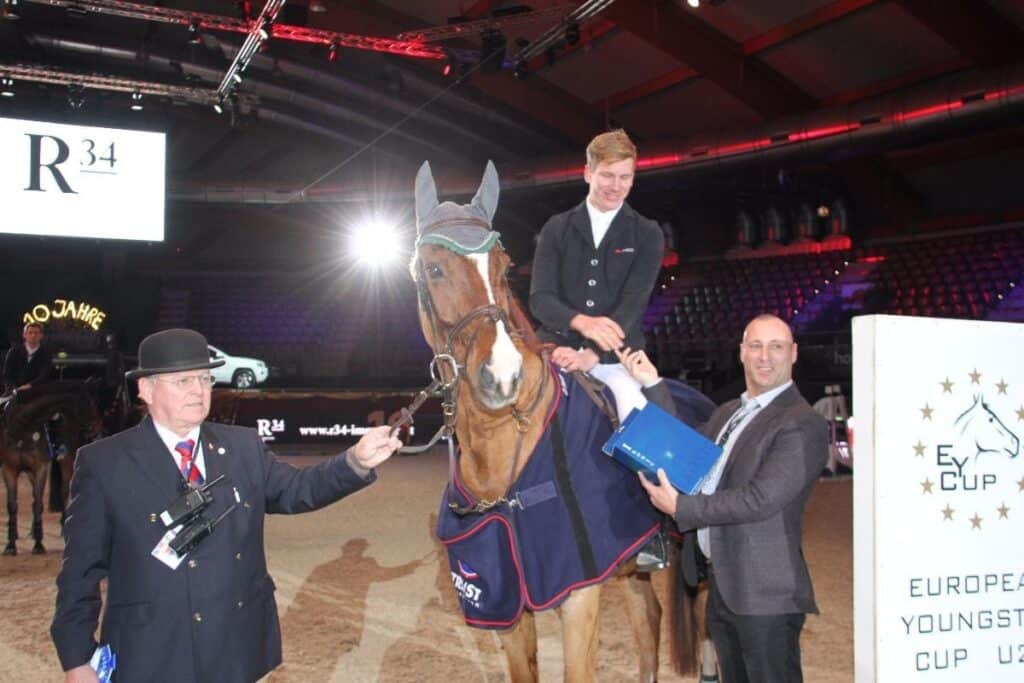 R34 Immobilienbesitz GmbH Geschäftsführer Gerald Markel gratulierte Friso Bormann (GER) zum Sieg in der zweiten European Youngster Cup Qualifikation. © Salzburg CityGuide