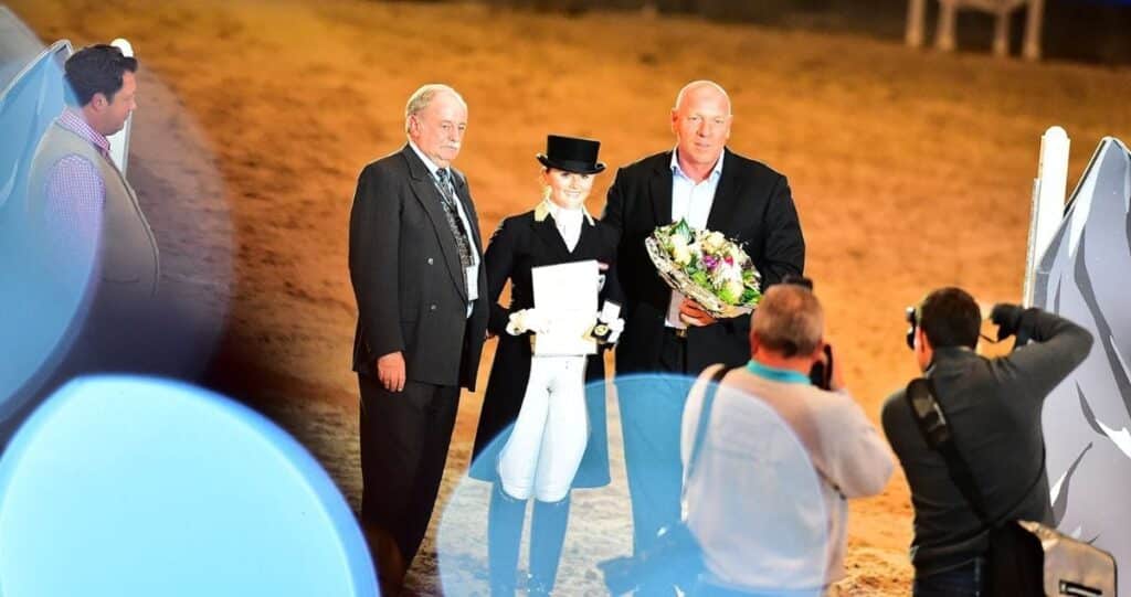 OEPS Sportdirektor Ing. Franz Kager und Josef Göllner gratulierten Diana Porsche zum Goldenen Reitabzeichen. © Daniel Kaiser - im|press|ions