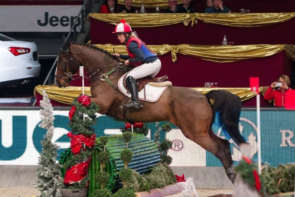 Rebecca Gerold bekam das Goldenes Reitabzeichen bei der Mevisto Amadeus Horse Indoors 2015 verliehen. © Michael Graf