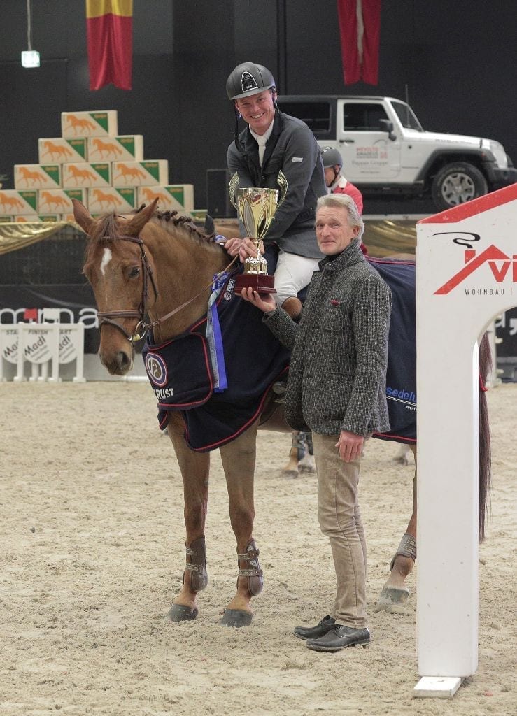 Chrisitan Juza bei der Siegerehrung des Großen Viktoria Hallenchampionat. © Fotoagentur Dill