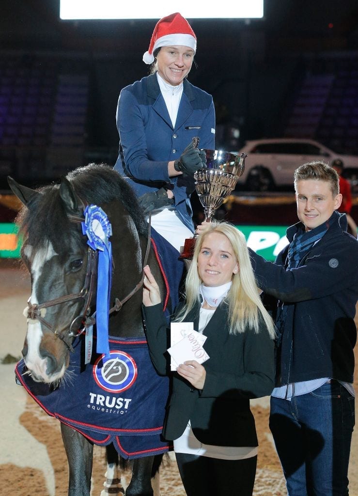 In der Alpenspan Small Amateur Tour durfte Molly Ohrstrom die Glückwünsche von Reinhard Pabst (Alpenspan) und Jennifer Göllner (horsedeluxe event GmbH) entgegen nehmen. © Fotoagentur Dill
