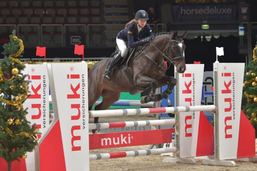 Marie Christine Sebesta (AUT/W) und Olala am Sprung zum Sieg im Fixkraft Small Amateur Tour Opening. © Fotoagentur Dill
