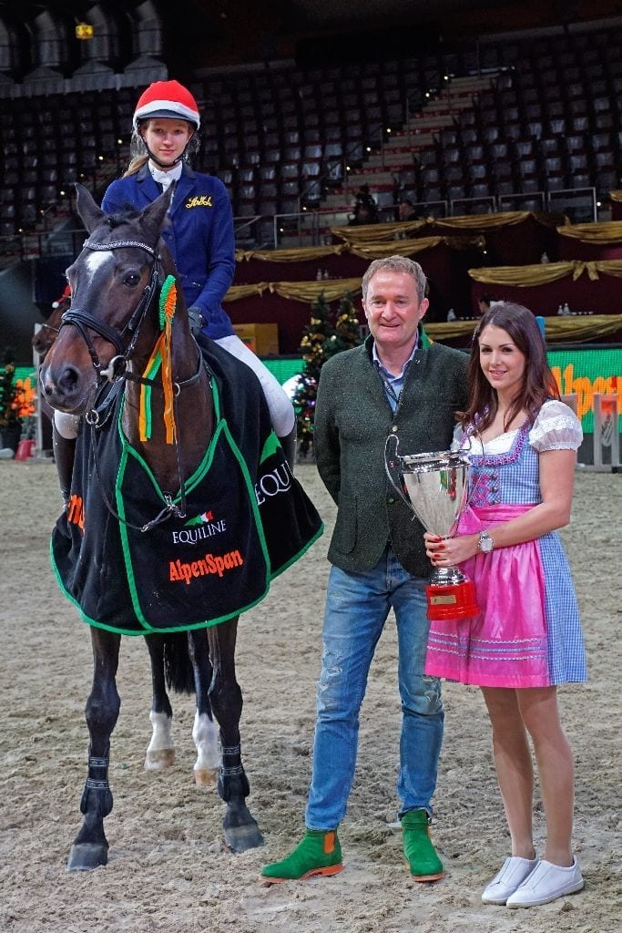 R34 Teamreiterin Marie Sebesta durfte sich über die Glückwünsche von Wolfgang Pirker freuen bei der Siegerehrung der Alpenspan Big Amateur Tour. © Salzburg City Guide