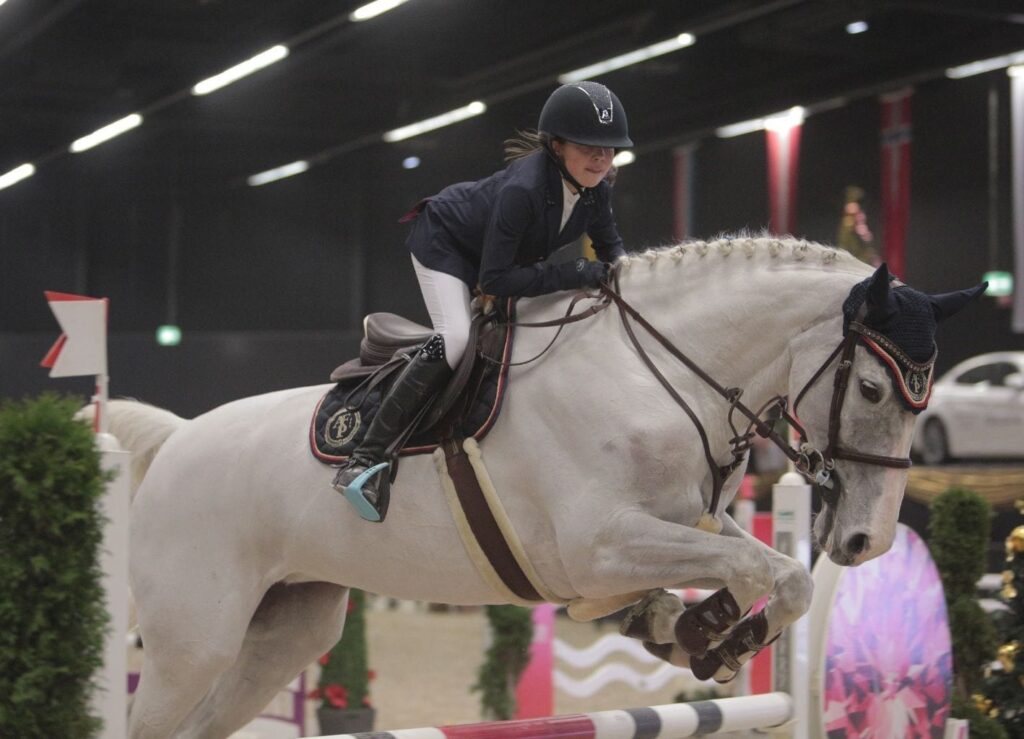 Rang zwei für Lisa-Marie Arvai (AUT/S) und Nicolien im Salzburger Nachwuchs Hallenchampionat. © Fotoagentur Dill
