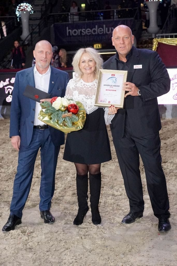 Iris und Gerhard Porsche wurden mit dem Amadeus Award 2016 ausgezeichnet. Gerald Reiter (Mevisto) und Veranstalter Josef Göllner gratulierten. © Salzburg CityGuide