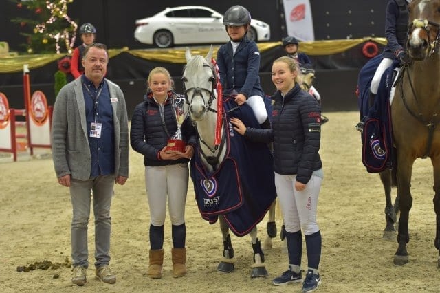 Lara Stampler-Ullrich und Stella Egger gratulierten Emma Bachl (GER) im Sattel von Zenia B zum Sie im s.Oliver Super Mini Pony Tour Opening. © Fotoagentur Dill