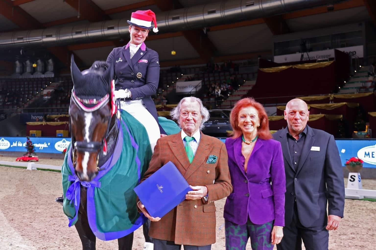 Bernadette Brune (GER) durfte mit Spirit of the Age OLD den Ehrenpreis für den Sieg im CDI4* Meggle Grand Prix Special von Toni und Marina Meggle sowie Josef Göllner entgegen nehmen. © Salzburg CityGuide