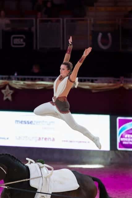 Regina Burgmayr (GER) erturnte Rang zwei im FEI World Cup™ Vaulting Bewerb. © Michael Graf