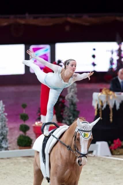 Anna Cavallaro (ITA) führt den FEI World Cup™ Vaulting Damen Einzelbewerb an. © Michael Graf