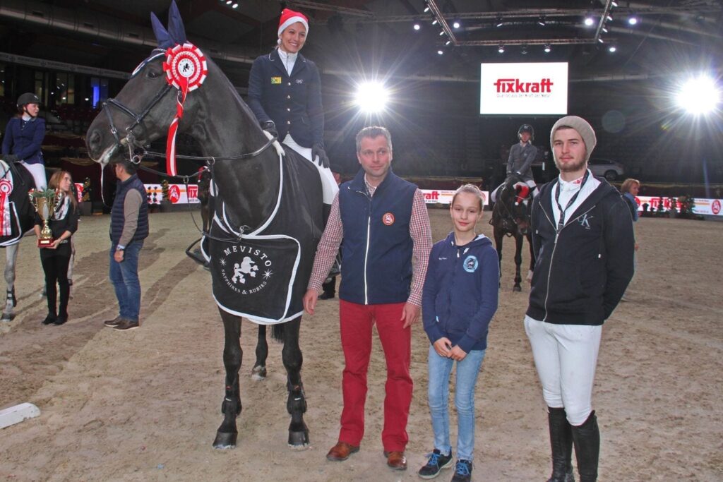 Im Fixkraft Medium Amateur Tour Finale konnte sich Sabrina Dimita (SUI) auf Coolidge durch. Berthold Kirchtag (Fixkraft) gratulierte. © Salzburg CityGuide