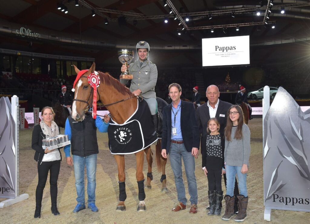 Ing. Hannes Antes (Pkw-Verkaufsleiter Pappas Salzburg) gratuliert gemeinsam mit Jennifer und Josef Göllner (horsedeluxe event GmbH) dem CSI4* Amadeus Trophy Sieger presented by Pappas Automobile. © Fotoagentur Dill