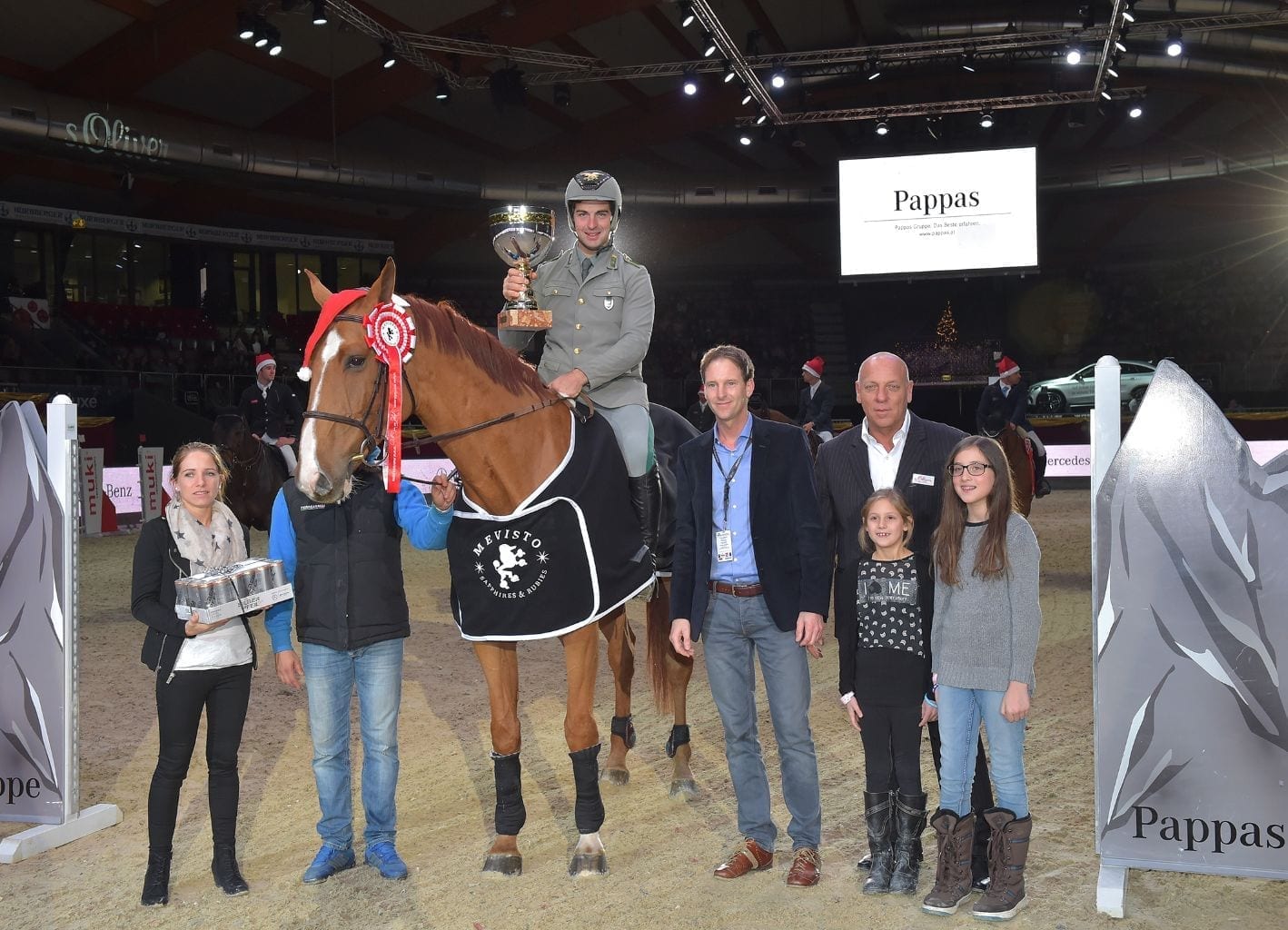 Ing. Hannes Antes (Pkw-Verkaufsleiter Pappas Salzburg) gratuliert gemeinsam mit Jennifer und Josef Göllner (horsedeluxe event GmbH) dem CSI4* Amadeus Trophy Sieger presented by Pappas Automobile. © Fotoagentur Dill