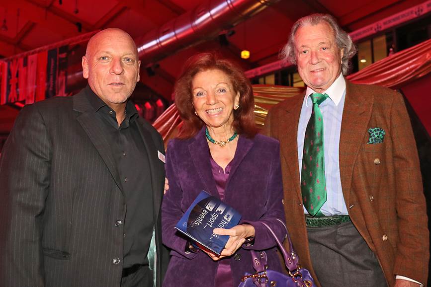 Josef Göllner (horsedeluxe event gmbh) begrüßt die langjährigen Sponsoren Marina und Toni Meggle bei der Mevisto Amadeus Horse Indoors. © Salzburg CityGuide