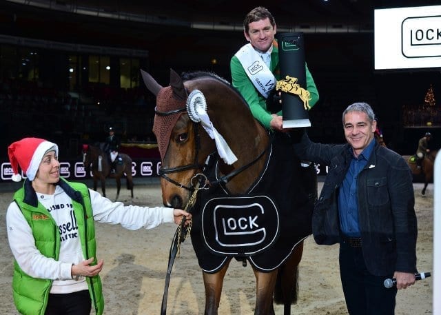 Christian Clerici (GLOCK HORSE PERFORMANCE CENTER Austria) gratuliert Gianni Govoni (ITA) auf Antonio zum Sieg im CSI4* Gaston Glock's Grand Prix Salzburg. © GHPC / studiohorst