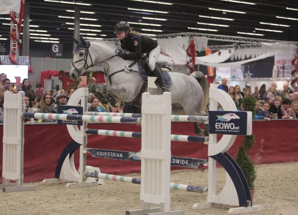 Candlelight sprang unter Julia Haarmann (GER) auf den dritten Rang im Big Junior Tour Grand Prix. © Fotoagentur Dill