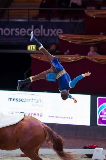 Lukas Heppler (SUI) liegt im FEI World Cup™ Vaulting der Herren in Führung. © Michael Graf