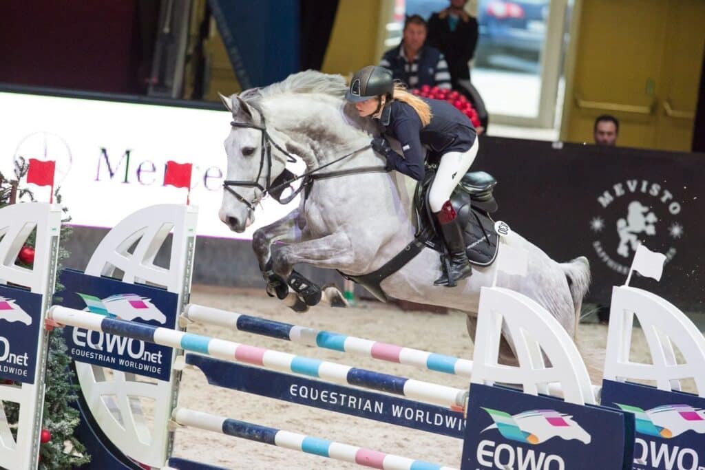 Holte Rang zwei im SPS Medium Amateur Tour Finale: Janine Herzog (AUT/St) auf Grey Jumper. © Michael Graf