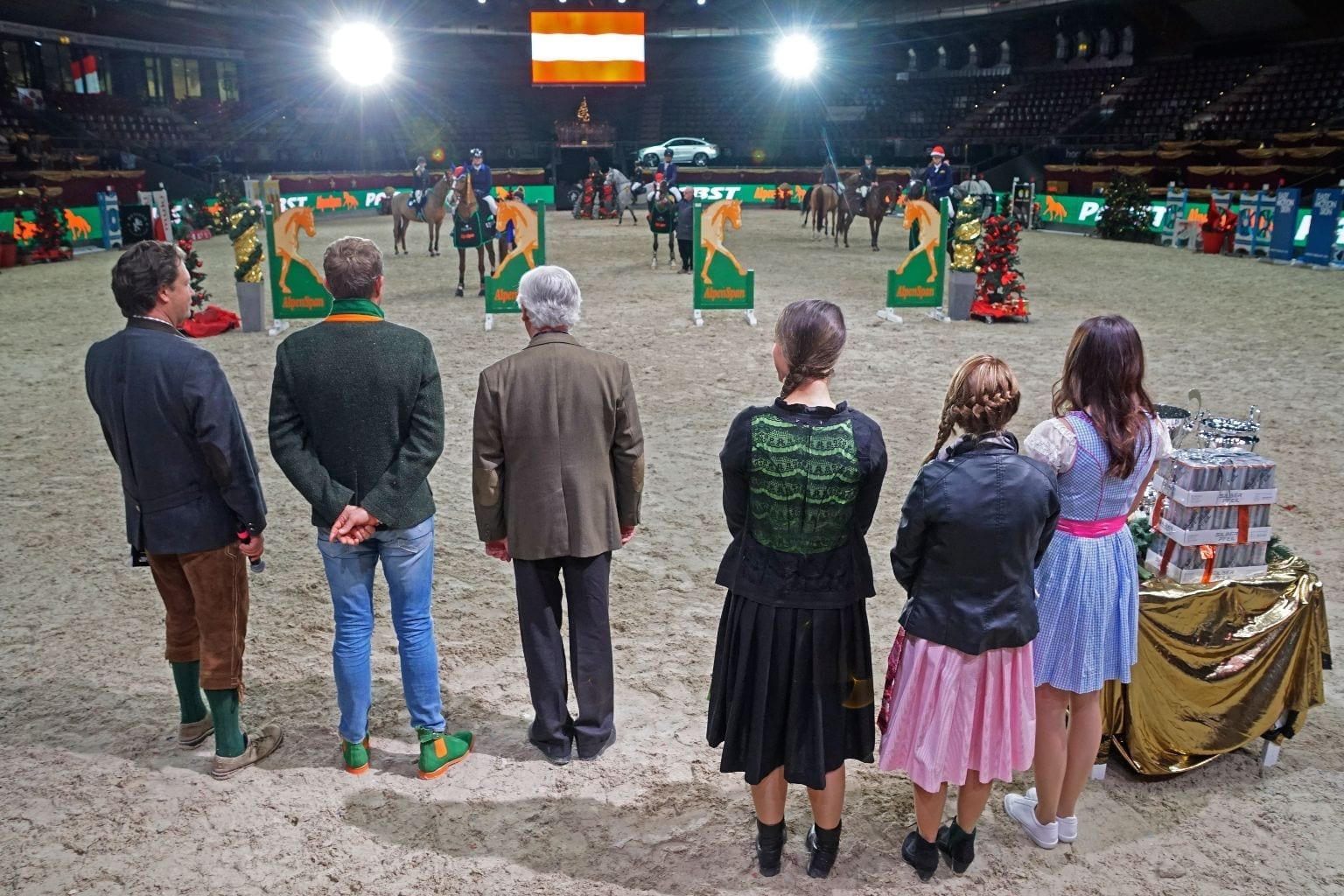 Stimmungsvolle Siegerehrung der Alpenspan Amateur Touren an Tag 02 der Mevisto Amadeus Horse Indoors 2016. © Salzburg City Guide