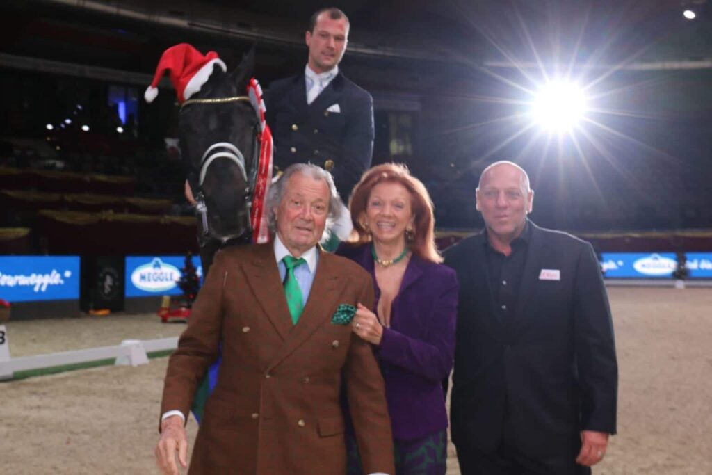 Marina und Toni Meggle durften Hendrik Lochthowe (GER) zum zweiten Platz mit ihrem Meggle's Boston im CDI4* Meggle Grand Prix Special. © Salzburg CityGuide