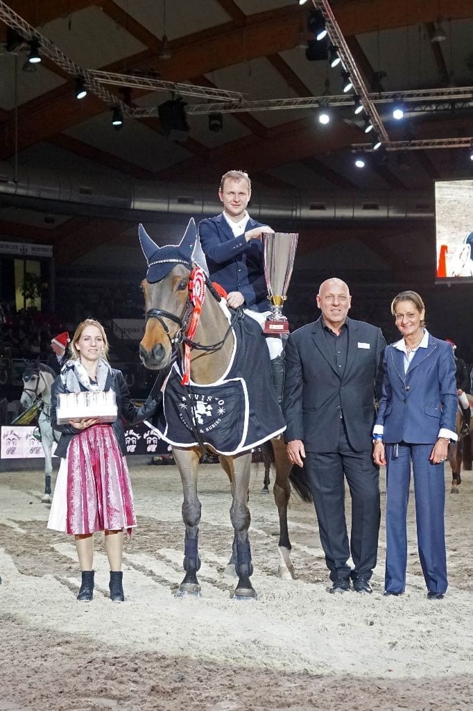 Jennifer Göllner, Josef Göllner (horsedeluxe event gmbh) und Serena Hamberg (Gestüt Römerhof) gratulierten Ales Opatrny im Sattel von Dimaro VD Looise Heide zum Sieg im CSI4* Römerhof Masters. © Salzburg CityGuide