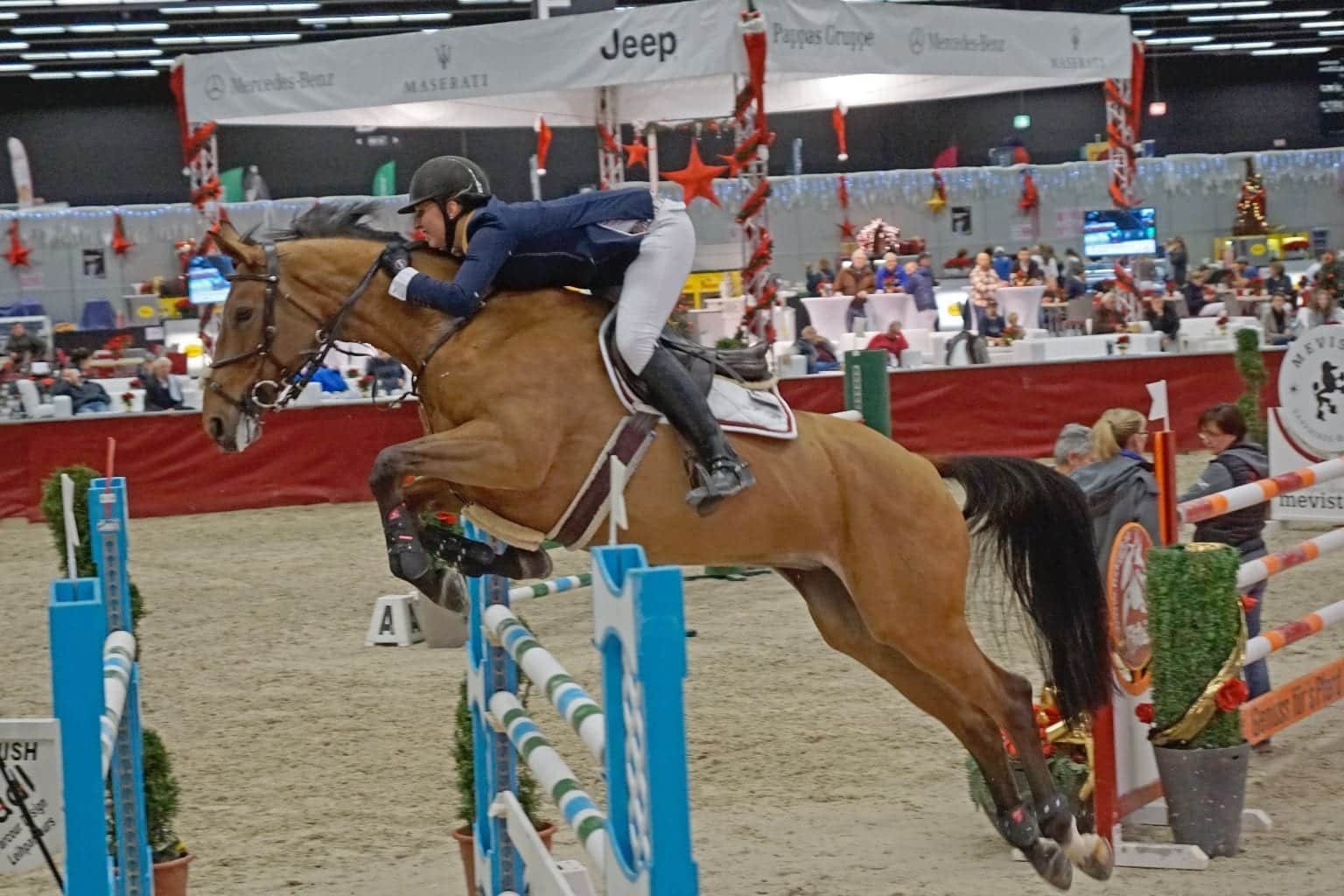 Theresa Pachler und Candina auf dem Weg zum Sieg in der CSI2* Small Tour der Mevisto Amadeus Horse Indoors. © Salzburg City Guide