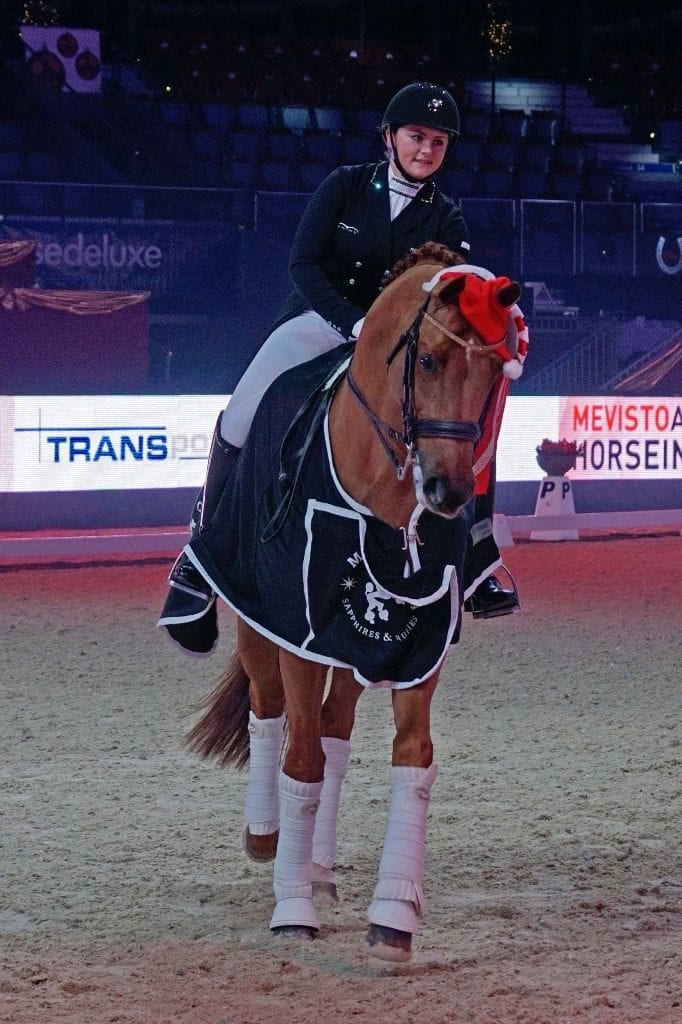 Diana Porsche (S) und Porsche's Eloy durften die erste Siegerehrung der Mevisto Amadeus Horse Indoors im Transpofix Dressage Cup Opening anführen. © Salzburg CityGuide