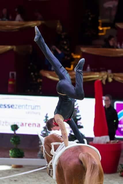 Der Österreicher Ramin Rahimi liegt nach Runde eins im FEI World Cup™ Vaulting von Salzburg auf Platz acht. © Michael Graf