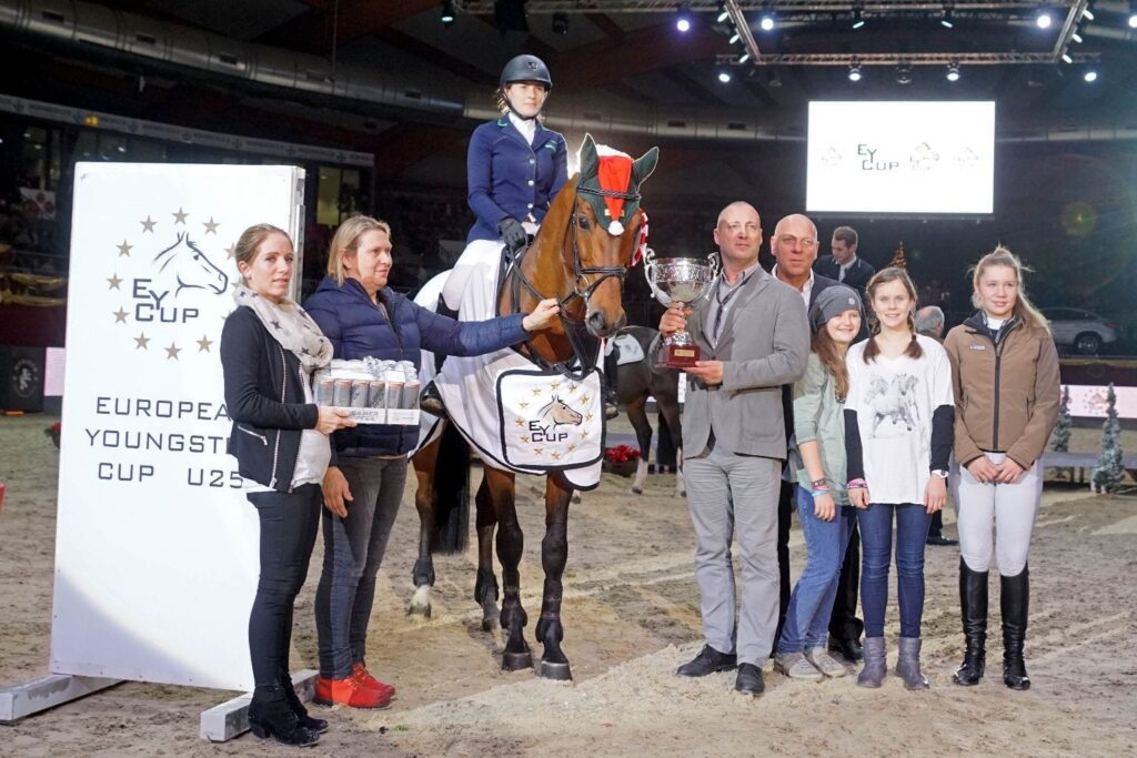 Pia Reich (GER) und Quiwi Dream holten den Tagessieg im Finale vom European Youngster Cup U25. Jennifer Göllner (horsedeluxe event GmbH), Gerald Markel (R34 Immobilienbesitz GmbH / EY Cup Sponsorengruppe), Josef Göllner (horsedeluxe event GmbH) und Isabell Starke (Ikonic) gratulierten. © Salzburg CityGuide