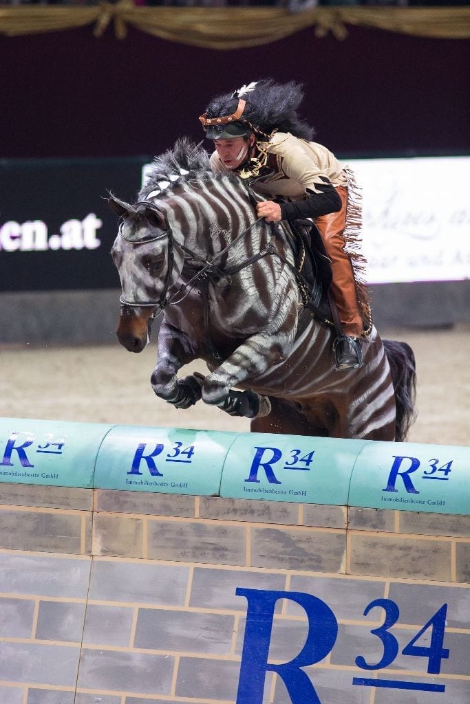 Fehlerfrei über 2.10 m und das beste Kostüm des Abends: Christian Schranz (AUT/NÖ) mit Quantus. © Michael Graf