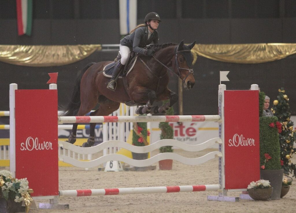 Mit Koh I Noor gewann Johanna Sixt (B) den Grand Prix der Big Junior Tour. © Fotoagentur Dill