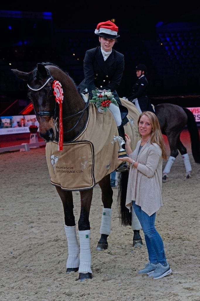 Toller Auftakt bei der Mevisto Amadeus Horse Indoors für Franziska Stieglmaier: das Duo siegte im CDIU25 Iris Porsche Dressage U25 Cup Opening. Jennifer Göllner (horsedeluxe event GmbH) gratulierte. © Salzburg CityGuide