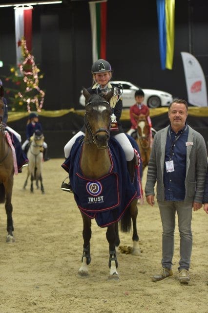 Die stolze Siegerin der Orthovet Big Pony Tour: Jennifer Tiller (GER) auf Davidoff AG. © Fotoagentur Dill