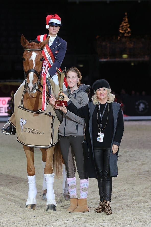 Iris Porsche gratuliert Timna Zach zum Sieg im CDIU25 Iris Porsche Dressage Cup Grand Prix Freestyle. © Fotoagentur Dill