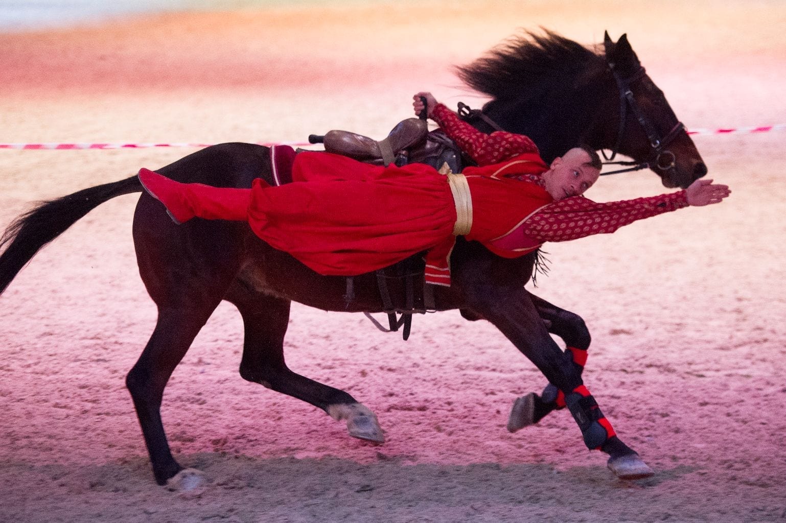 Am Freitag, Samstag und Sonntag heißt es in der Salzburgarena traditionell „It`s Showtime!“ und dann begeistern zwei- und vierbeinige Weltstars die Besucher der Amadeus Horse Indoors mit spektakulären Stunts, beeindruckender Freiheitsdressur, rasanter Fahrkunst oder nie dagewesenen Kunststücken. © Nini Schäbel