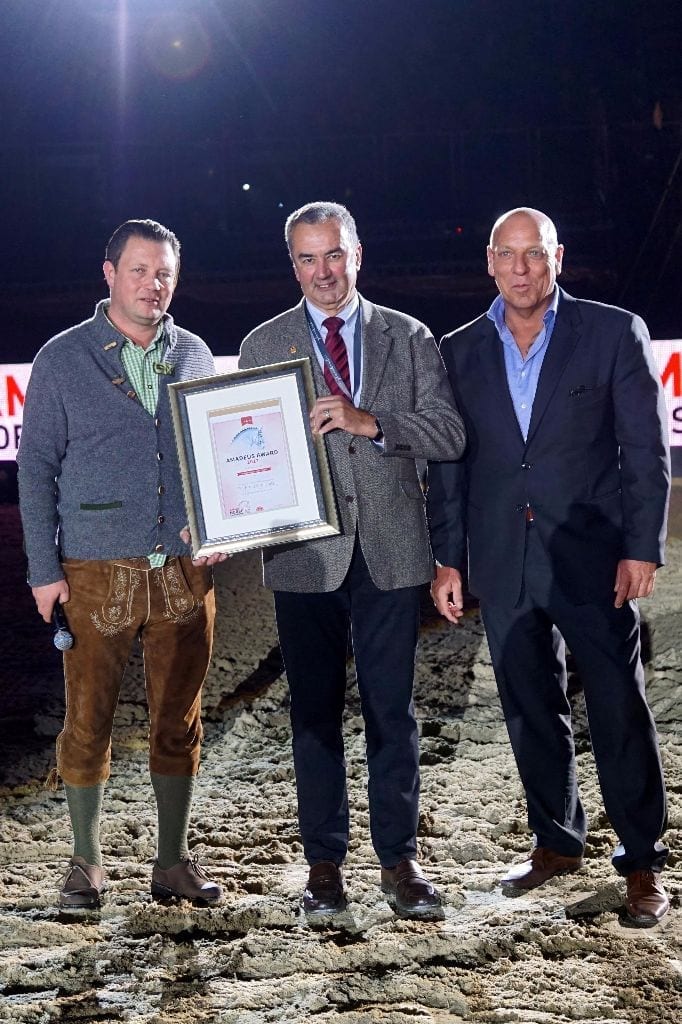 Amadeus Award Träger Dr. Ernst Griebnitz (Mitte) mit Veranstalter Josef Göllner (rechts) und Amadeus Horse Indoors Sportdirektor Thomas W. Kreidl (links). © SalzburgCityguide