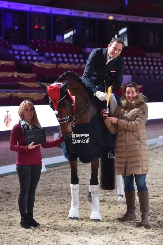 Claudine Pengg (rechts) von der Pferde von Auheim GmbH und Jennifer Göllner (links) gratulierten Christian Schumach zum Sieg im Pferde von Auheim Dressage Cup. © Fotoagentur Dill