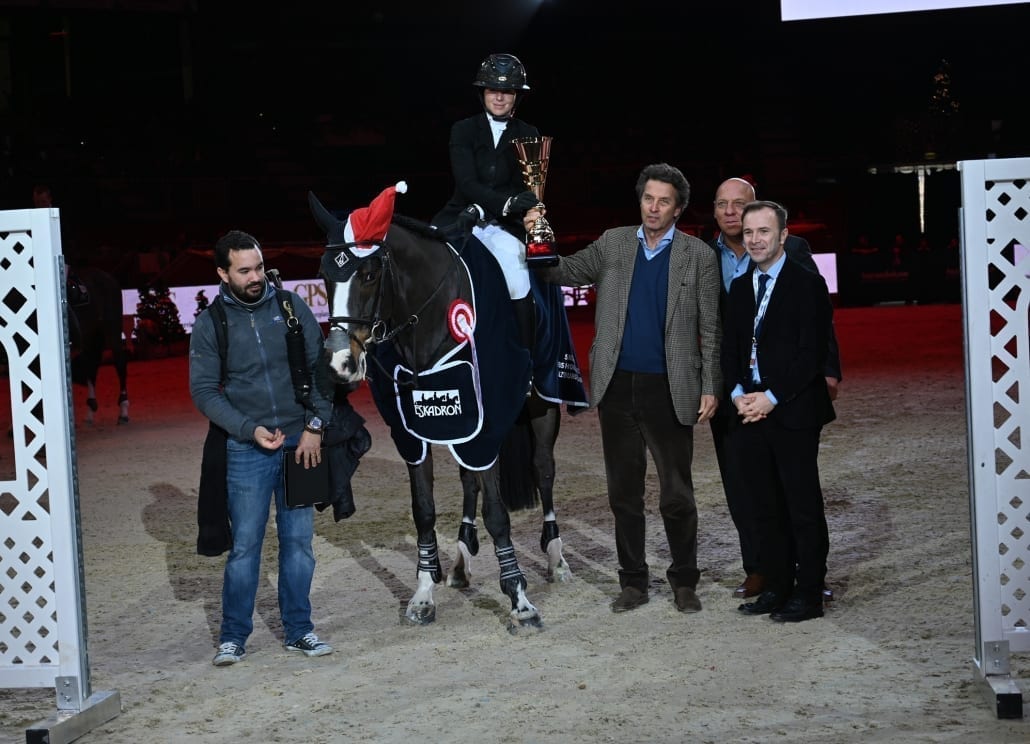 Siegerehrung der GPS Trophy (von linsk nach rechts): Emma Augier de Moussac (CZE), Johannes Goess-Saurau, Josef Göllner und Bürgermeister-Stellvertreter Bernhard Auinger. © Fotoagentur Dill