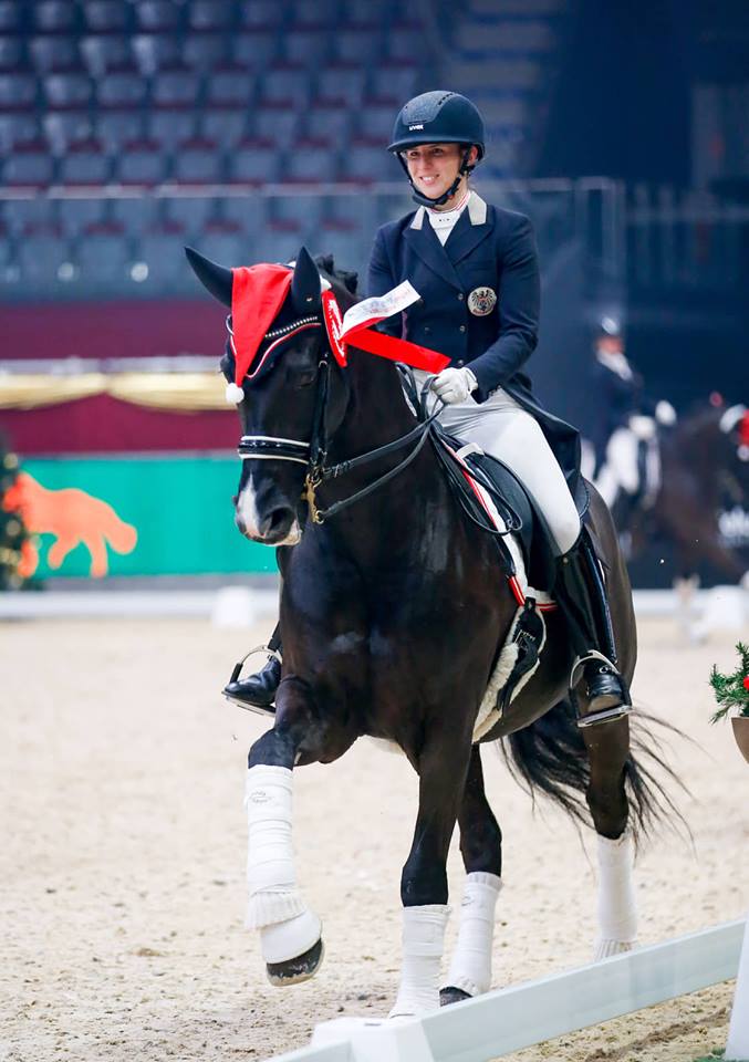 Platz zwei im U25 Grand Prix presented by Familie Fries für Franziska Fries und Atomic. © Amadeus Horse Indoors