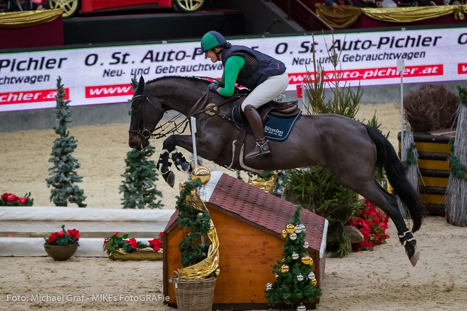 Vanessa Bölting (GER) und Diamond Lancer auf dem Weg zu Platz drei im Auto-Pichler Indoors Cup. © Michael Graf