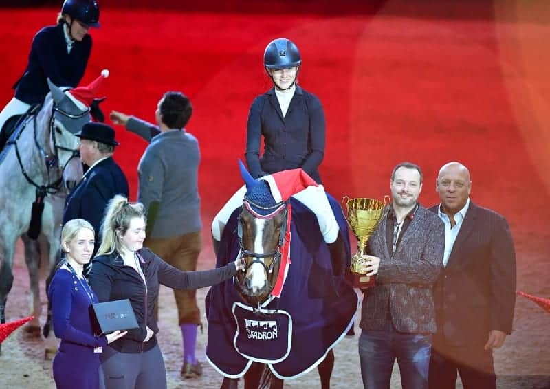 Siegerehrung Happy Horse Medium Amateur Tour (von rechts nach links): Josef Göllner, Otto Hofer junior (Happy Horse Pferdestreu VertriebsgmbH), Klara Goess-Saurau, Pflegerin, Jennifer Häusler-Göllner. © Daniel Kaiser