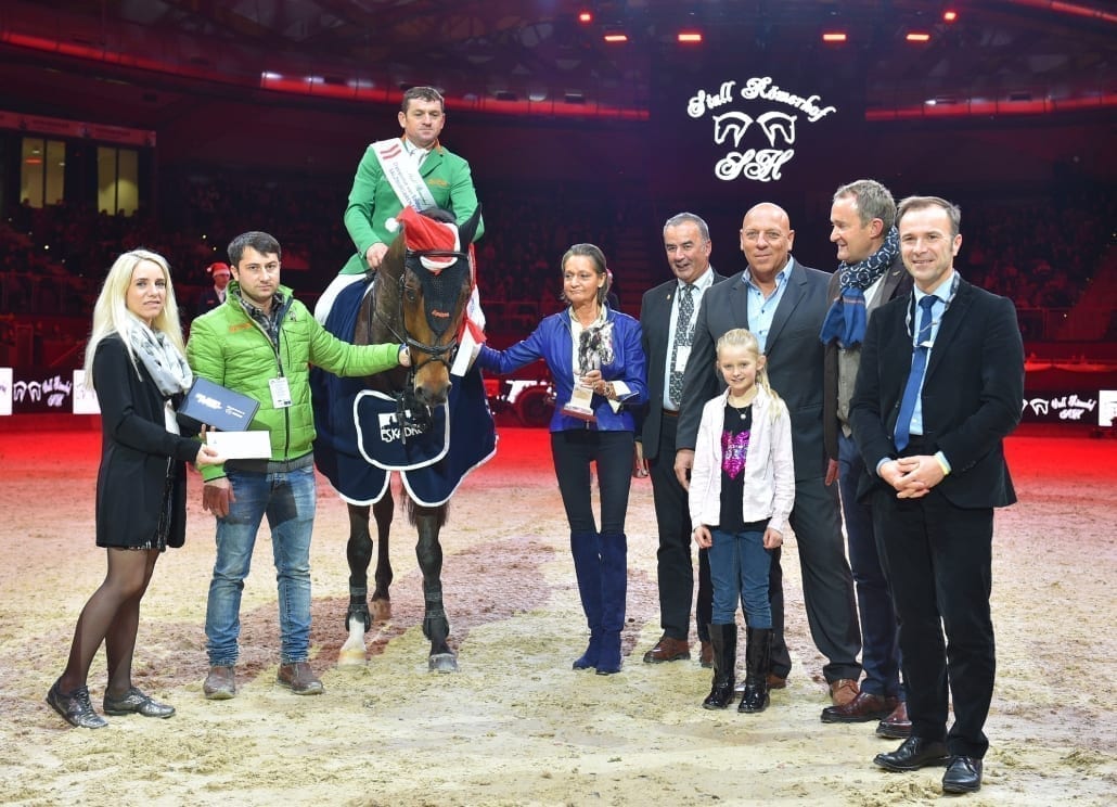 Siegerehrung im Stall Römerhof Championat von Salzburg (von links nach rechts): Jennifer Häusler-Göllner, Gianni Govoni, Serena Hamberg (Stall Römerhof), Dr. Ernst Griebnitz (Präsident Salzburger Pferdesportverband), Josef Göllner (Veranstalter), Wolfgang Pirker (AlpenSpan), Bernhard Auinger (Bürgermeister-Stellvertreter Land Salzburg). © Fotoagentur Dill