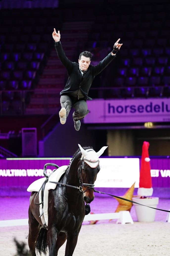 Am Rücken von Rosenstolz voltigierte der Pas de deux-Weltmeister Lorenzo Lupacchini zum Weltcupsieg von Salzburg. © Andrea Fuchshumer