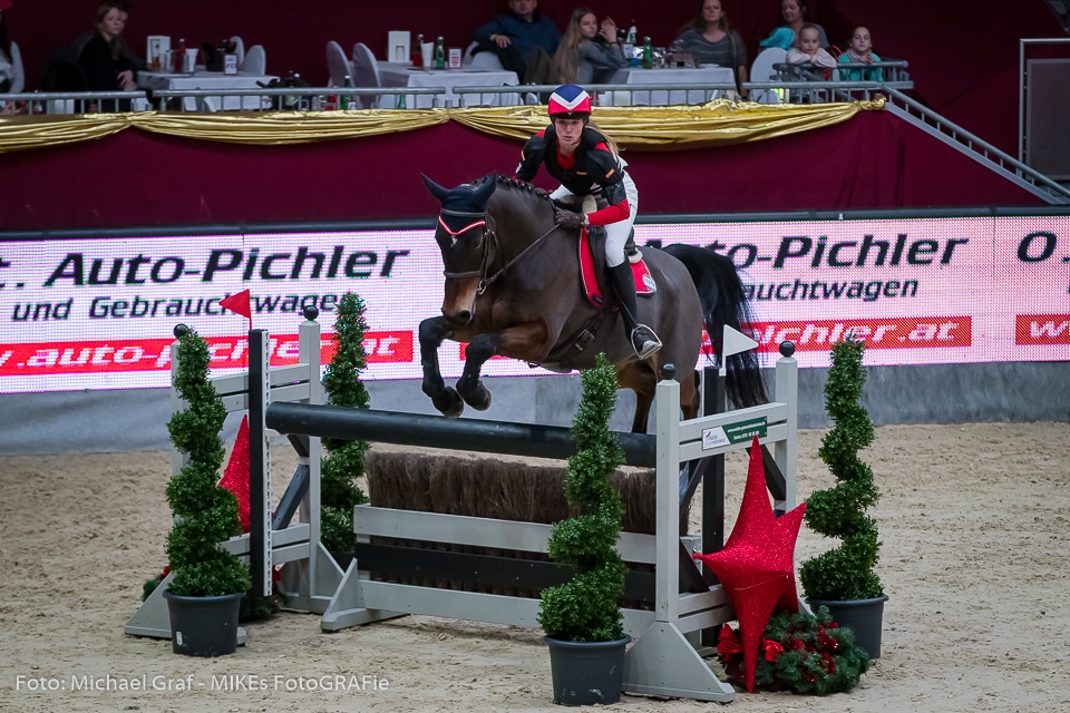Mirjam Mayer (ST) und Maverick holen für Österreich Platz 2 im Auto-Pichler Indoor Cup. © Michael Graf