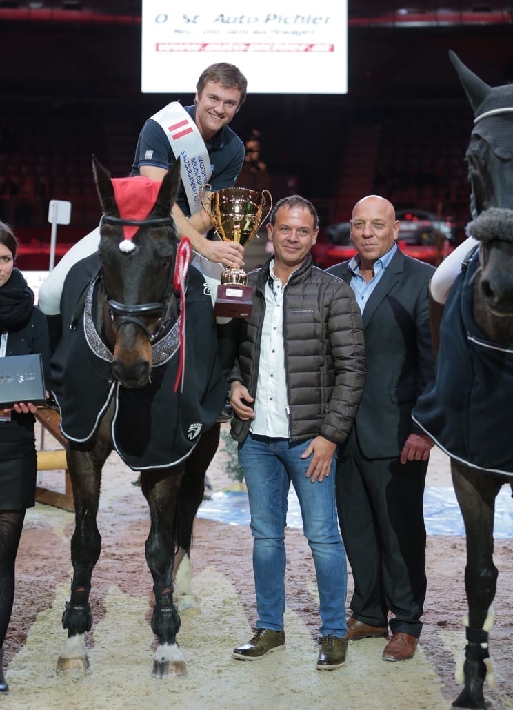 Peter Pichler (2. von rechts) gratulierte Fabian Held gemeinsam mit Veranstalter Josef Göllner (rechts) zu seinem Sieg im Auto-Pichler Indoor Cup. © Fotoagentur Dill