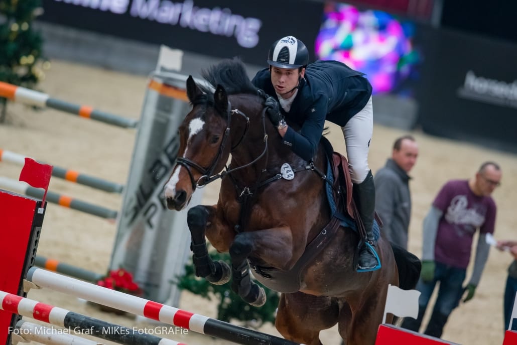 Die 13. Amadeus Horse Indoors beginnen mit einem EY Cup-Auftaktsieg für Tobias Schwarz (GER) im EY Cup U25. © Michael Graf