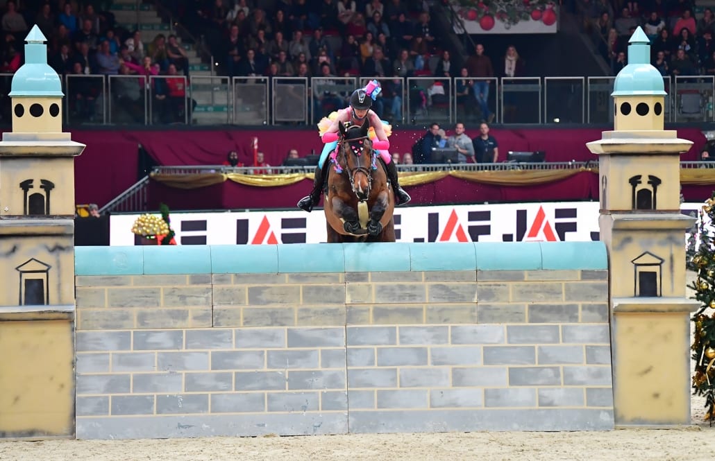 Alena Gasperl und Allman fliegen über die 2,10 m hohe Mauer. © Daniel Kaiser