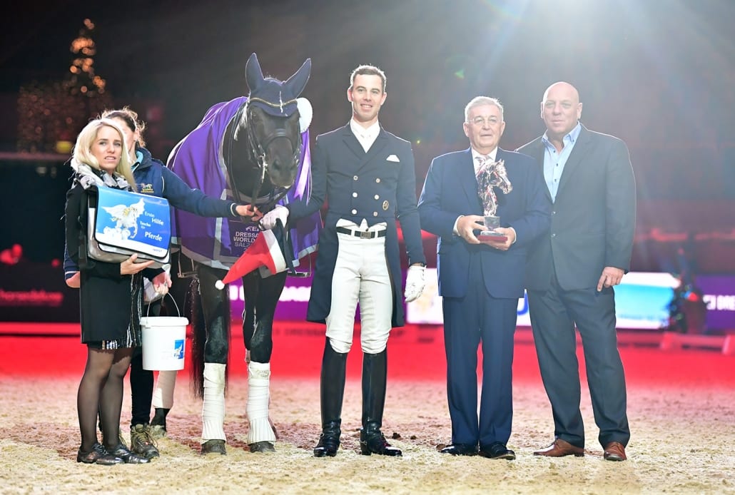 Siegerehrung im Weltcup Grand von Salzburg (von links nach rechts): Jennifer Häusler-Göllner, Patrik Kittel, Dr. Gerhard Meyer von iWest und Josef Göllner. © Daniel Kaiser