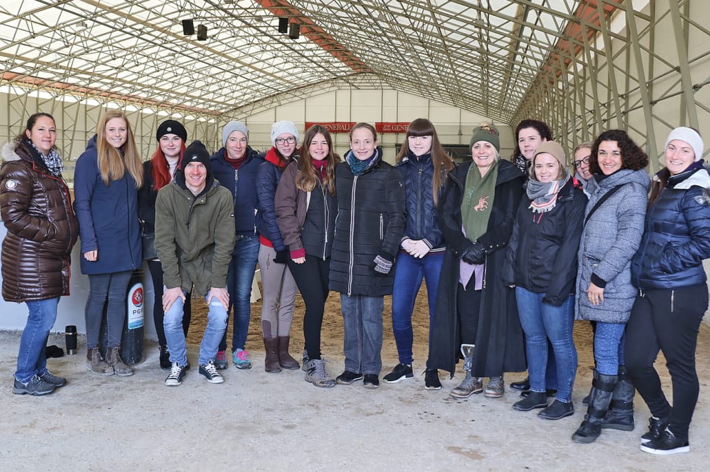 Die weltbeste Dressurreiterin Isabell Werth mit ihren Fans, die extra zum Zusehen beim Training angereist kamen. © Salzburg-Cityguide
